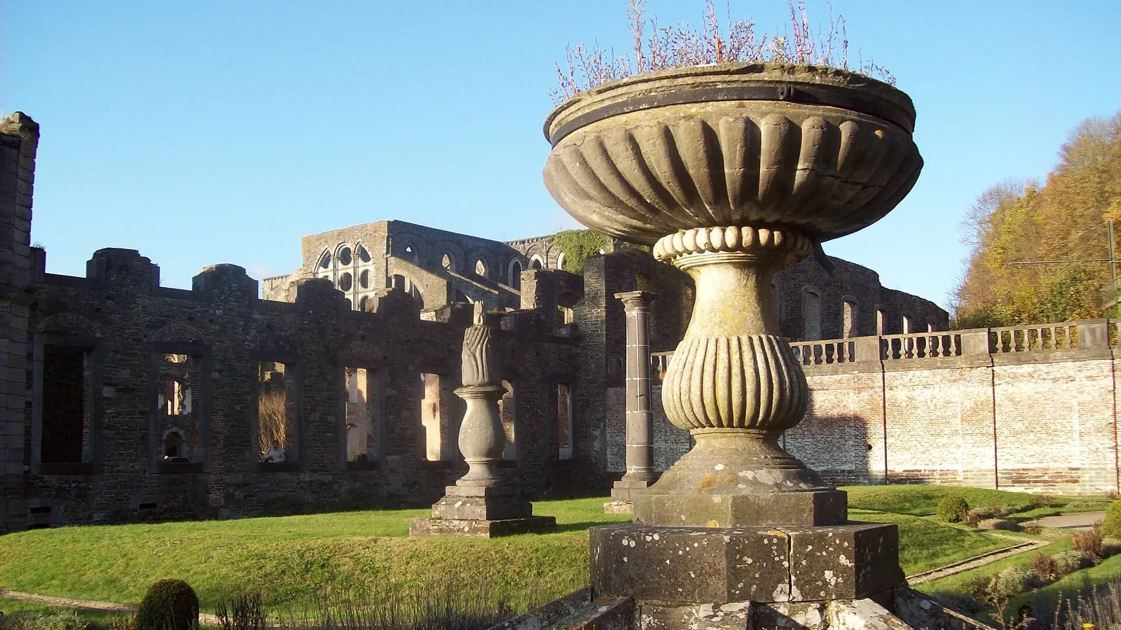 Les ruines de l’Abbaye de Villers-la-Ville sous un ciel bleu d’automne