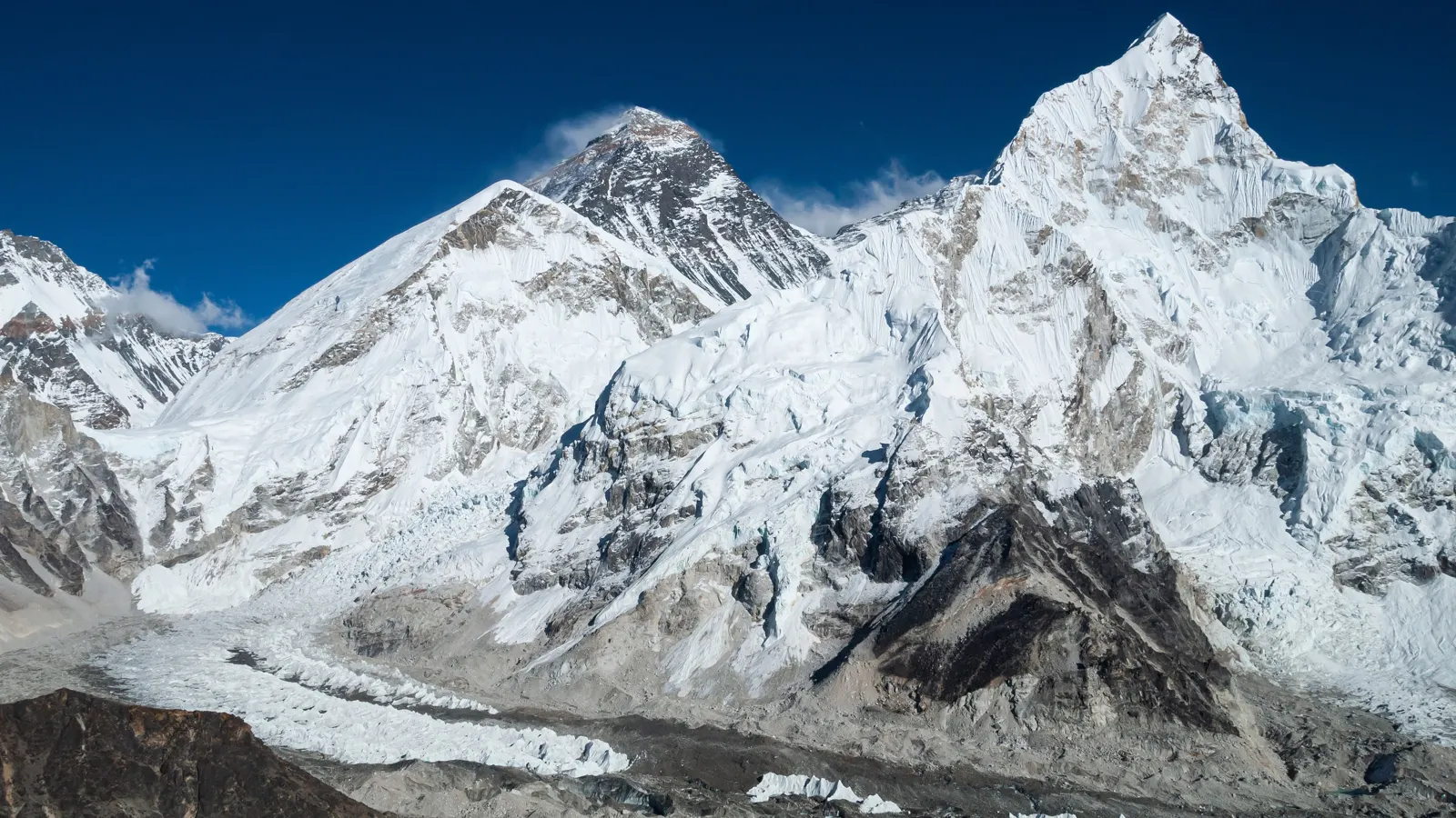L’Everest et le Nuptse au-dessus du glacier du Khumbu