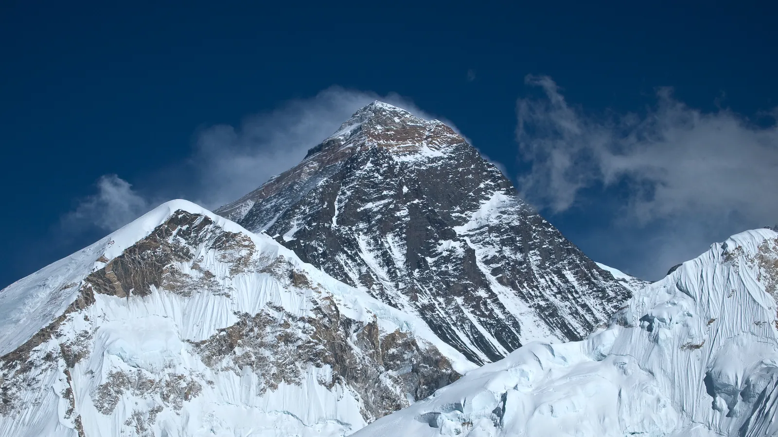 Le sommet enneigé de l’Everest dominant les crêtes glaciaires de l’Himalaya